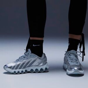 Nike Air Max DN8 Wolf Grey/Metallic Silver Women’s 9 / Men’s 7.5 – Brand New